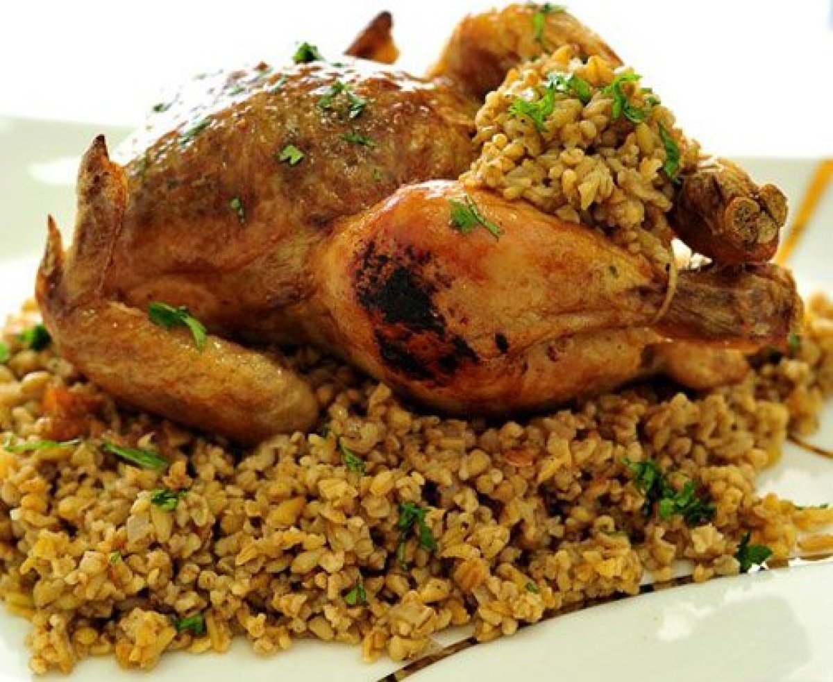 جددي سفرتك بطريقة تحضير الدجاج المحشي بالفريك والخضروات 