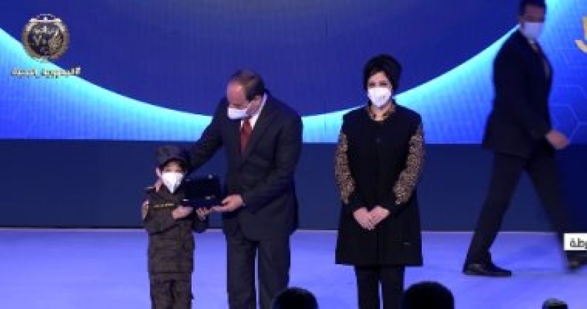 فخامة الرئيس عبد الفتاح السيسي يكرم أسر الشهداء و القيادات الأمنية