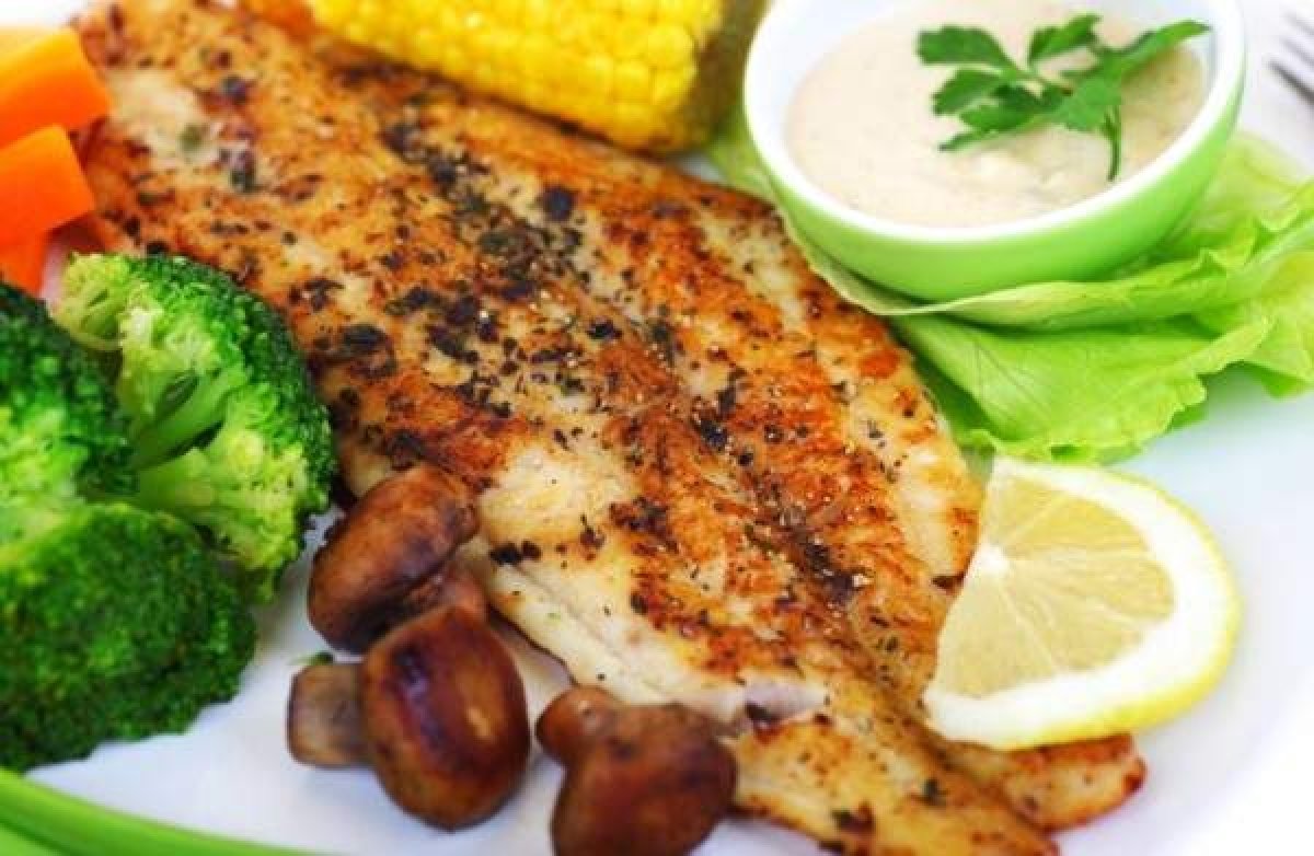 بخطوات سهلة وبسيطة، طريقة تحضير سمك الهامور المشوي مع البطاطا