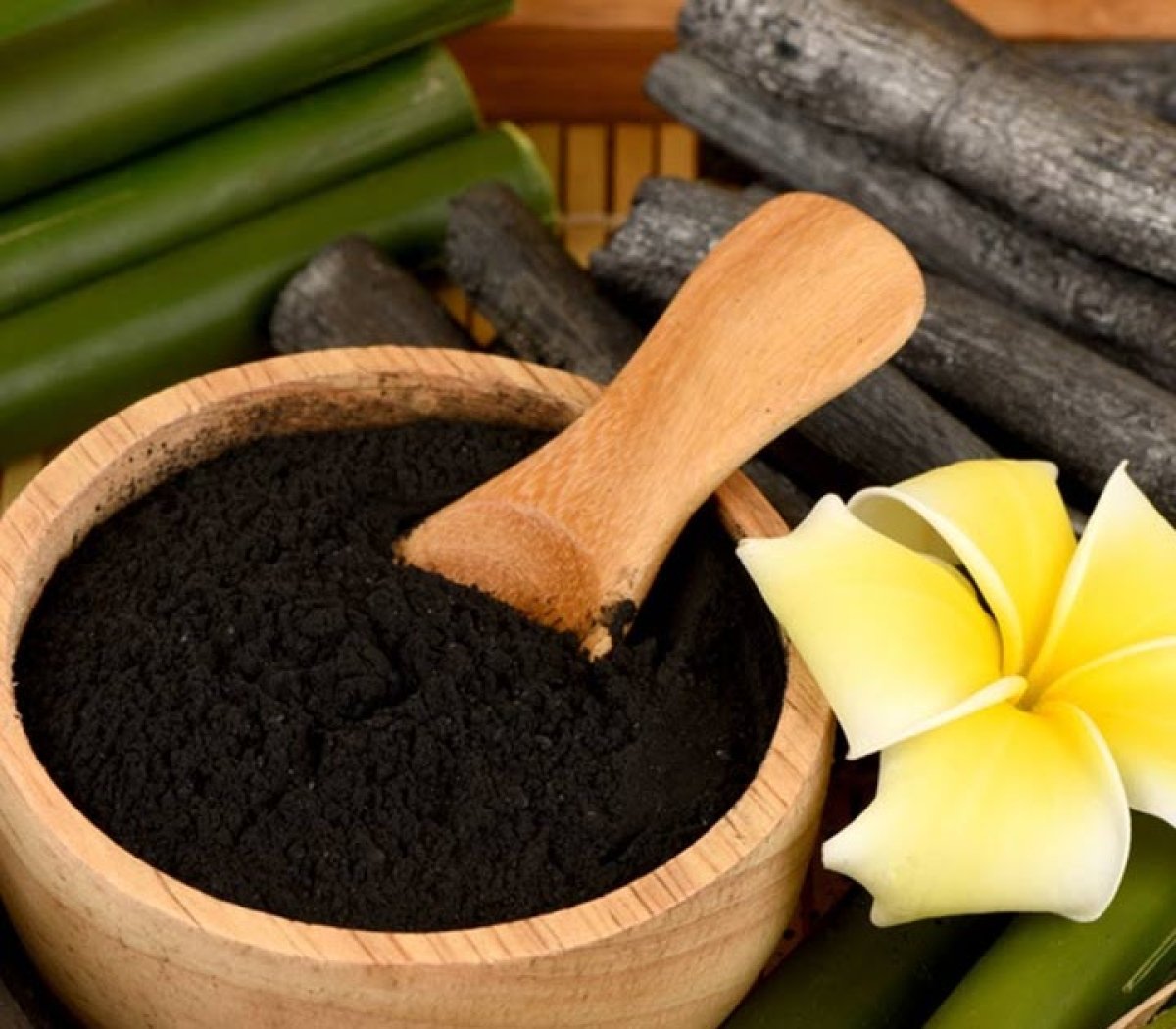 تعرف على وصفات ماسك الفحم لشعر قوي وصحي