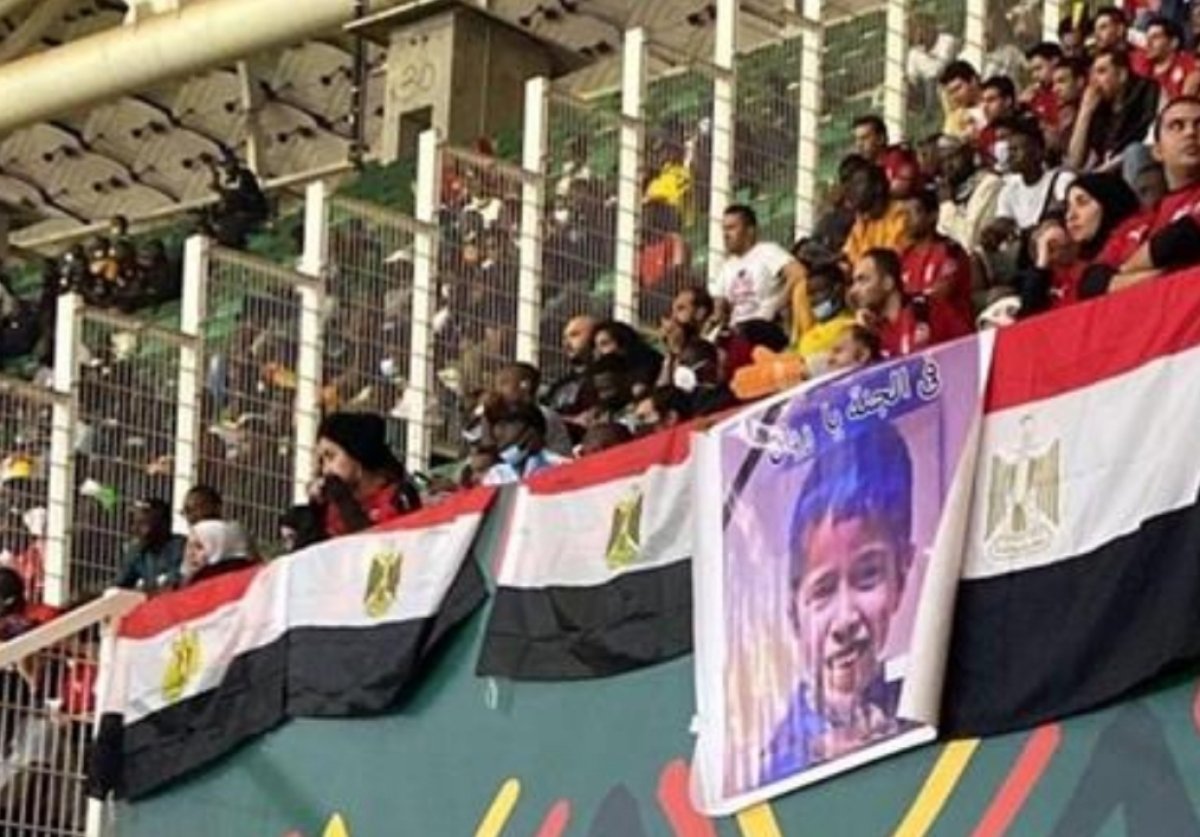 الجمهور المصري قام برفع صور ريان قبل بدا مباراة مصر و السنغال 