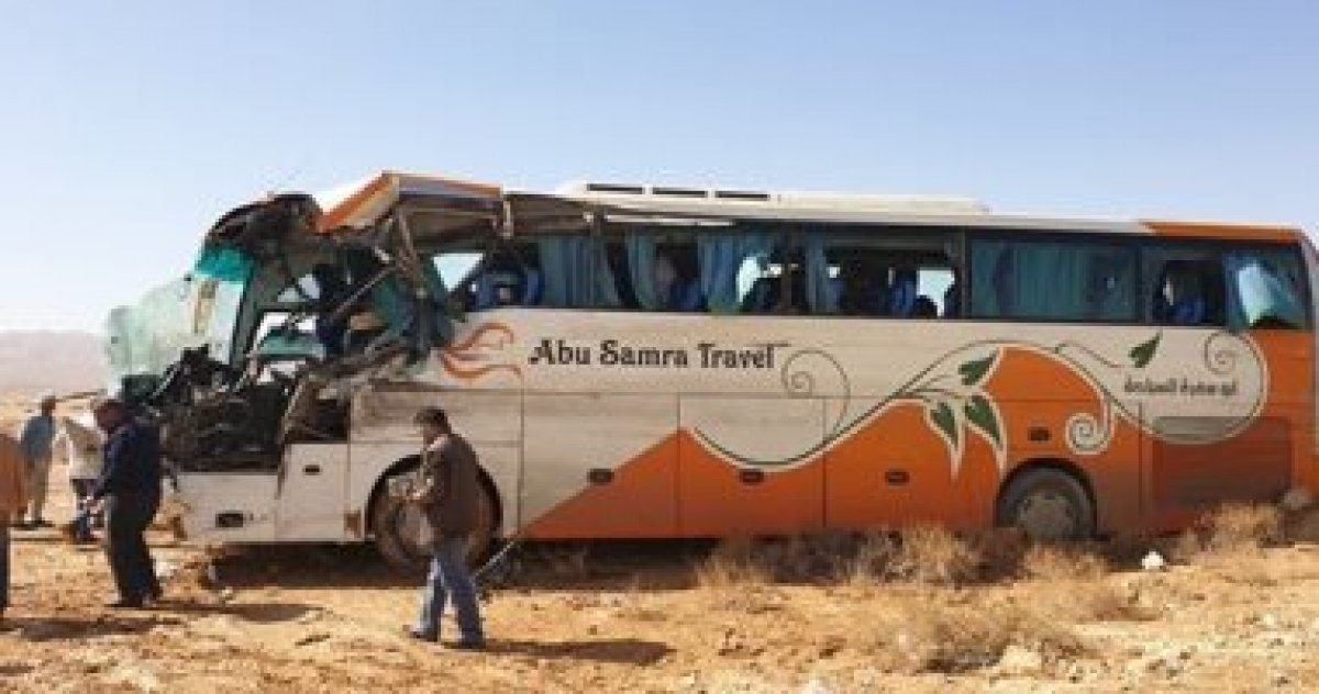 لقى 3 أشخاص مصرعهم وأصيب 19 آخرين، فى حادث تصادم أتوبيسين بطريق شرم الشيخ