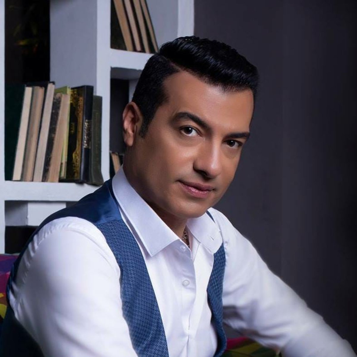 إيهاب توفيق يطرح أحدث أغانيه بعنوان "ابوس قلبك"