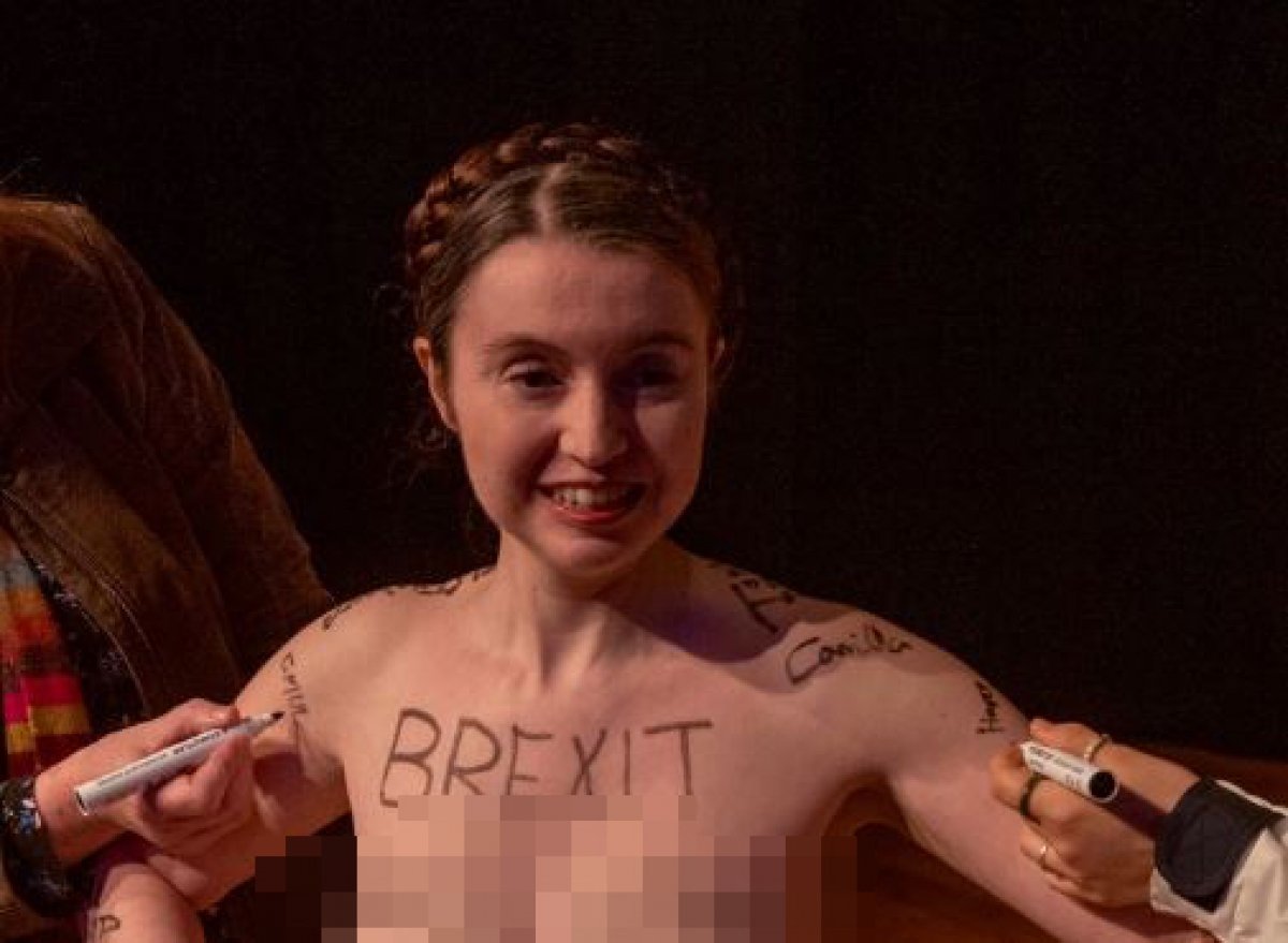 تعرت الدكتورة فيكتوريا باتمان، أستاذ الاقتصاد بجامعة كامبردج، خلال إلقائها محاضرة  لطلابها،