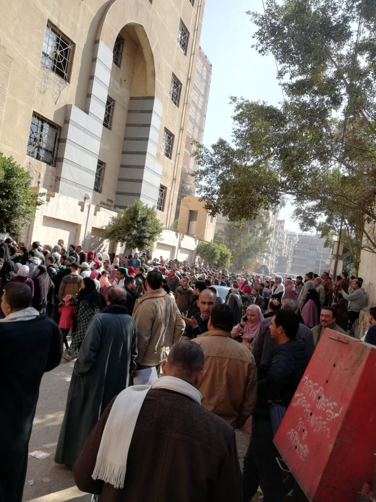 زحام شديد بسجل مدنى الزقازيق من أجل وظيفة التعليم