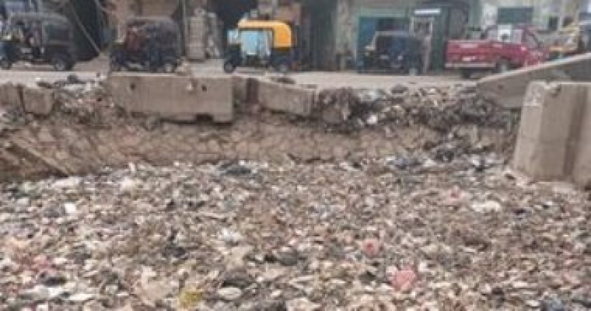 أهالى قرية كفر سرنجا بالدقهلية يطالبون بتطهير الترعة من القمامة.. والمحافظ يرد