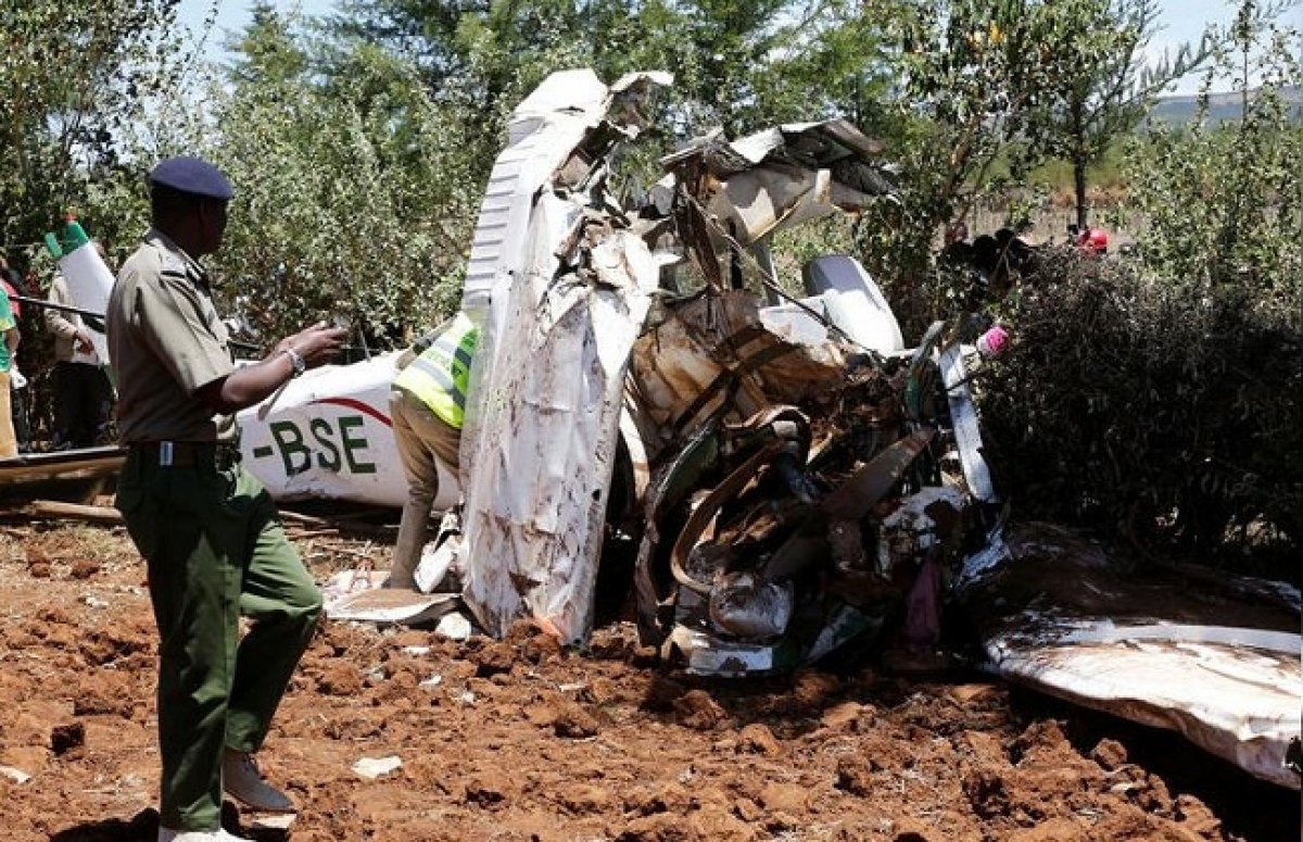 تحطم طائرة في منطقة الوادي المتصدع الكبير في كينيا، مما أسفر عن مقتل خمسة أشخاص من بينهم ثلاثة أمريكيين.