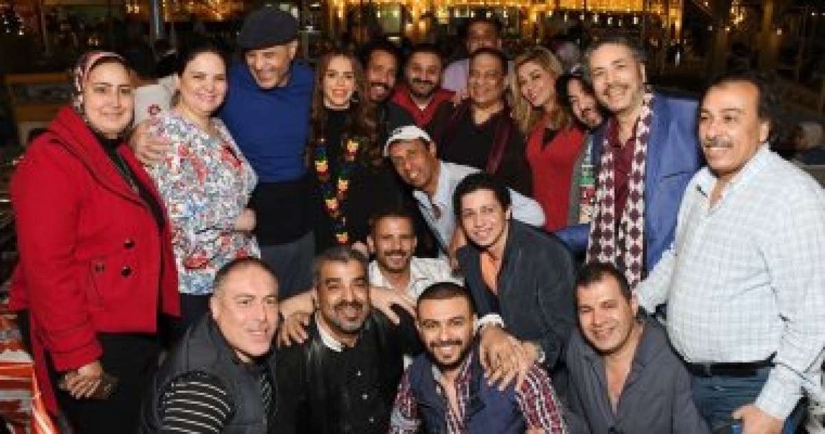 دنيا عبد العزيز تقيم حفل إفطار لأبطال مسرحية "زقاق المدق