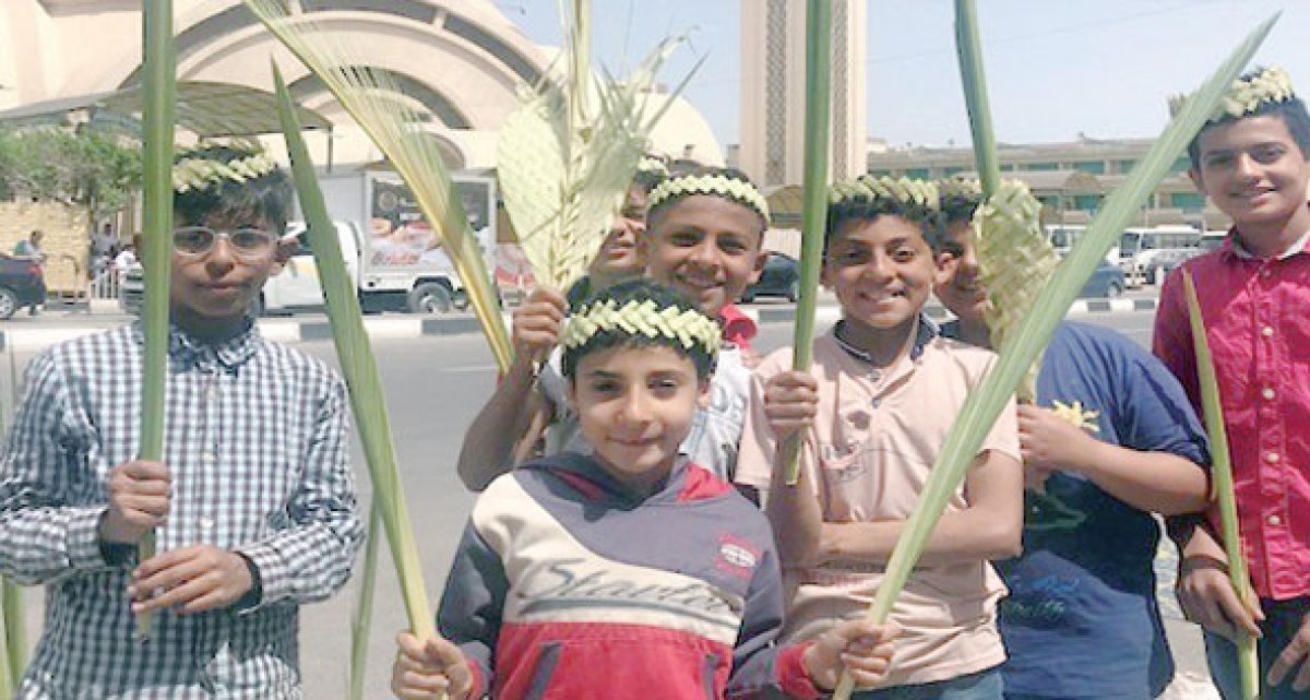 الأقباط يحتفلون بـ«أحد السعف»