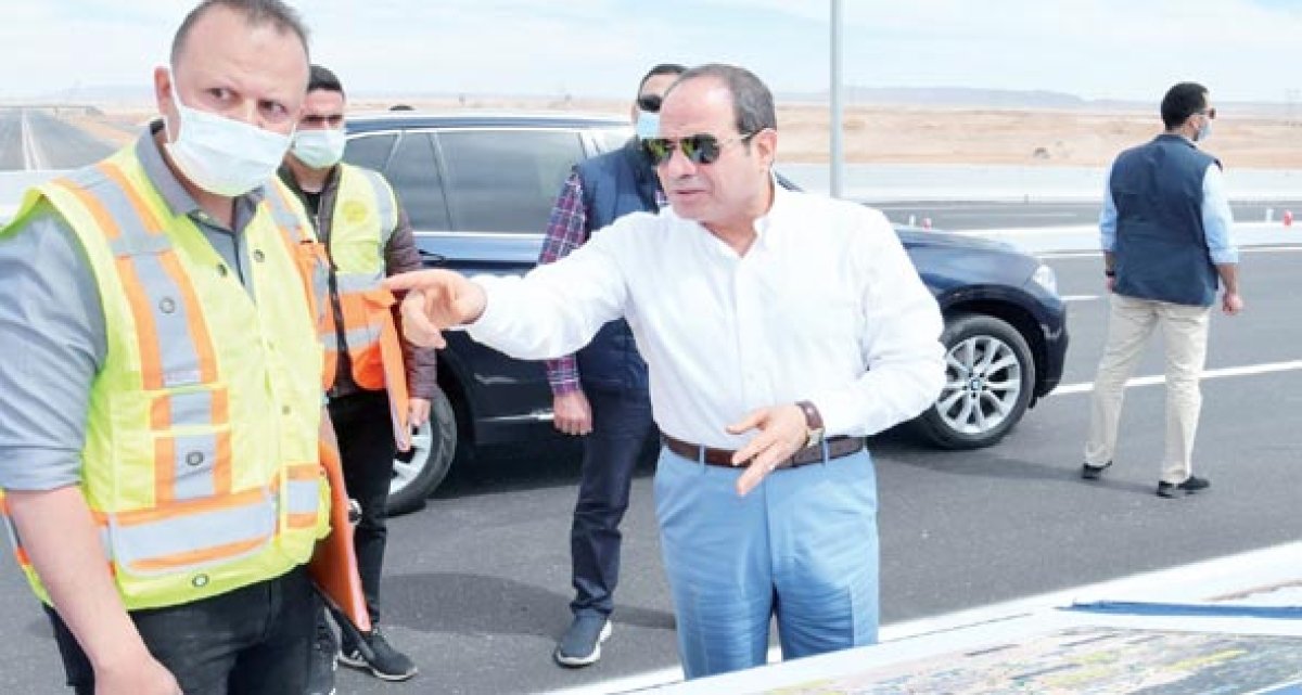 تفقد الرئيس عبدالفتاح السيسى، بعد ظهر أمس، أعمال التطوير على امتداد طريق «القاهرة ـ السويس»،