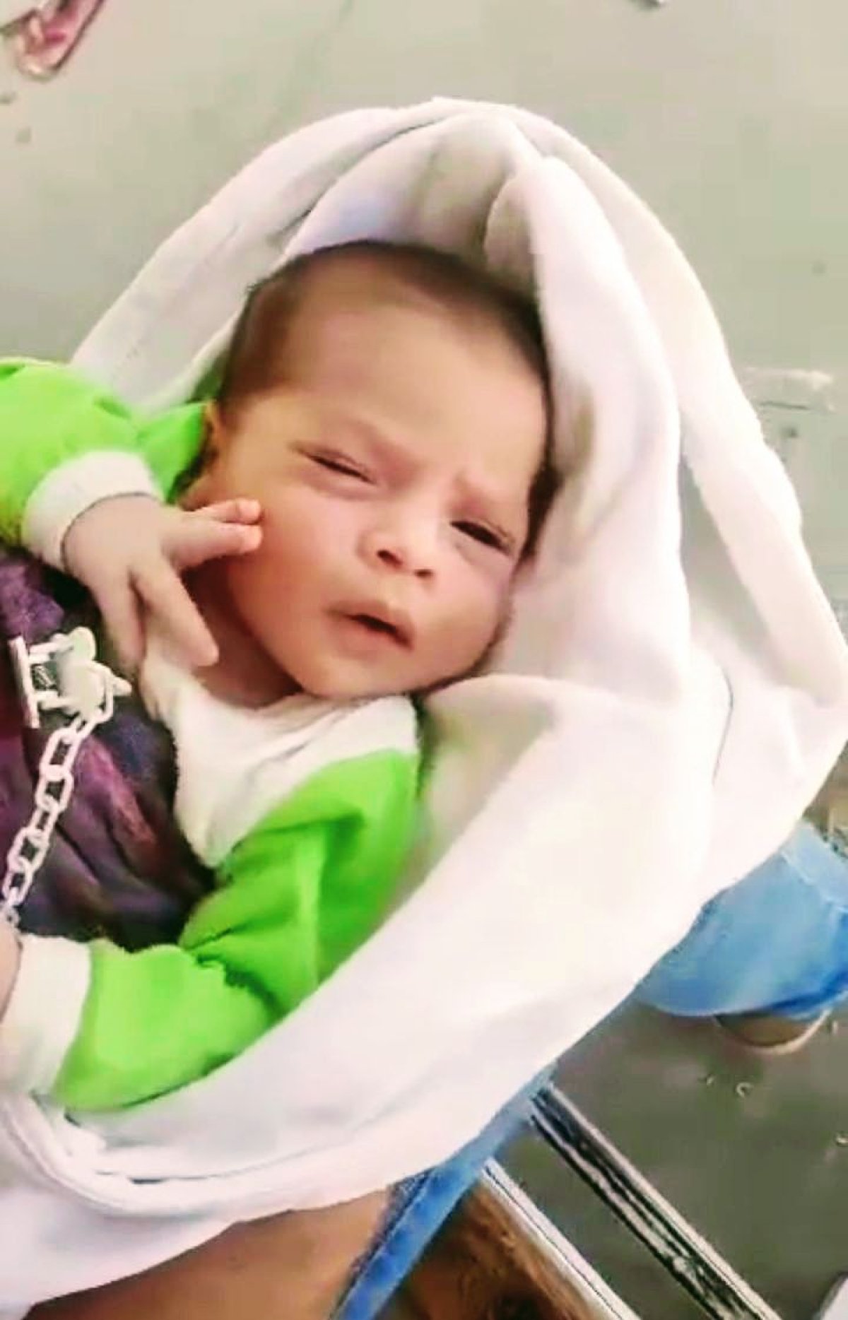 سيدة منقبة تضع طفل بجوار حى سكنى بحدائق اكتوبر