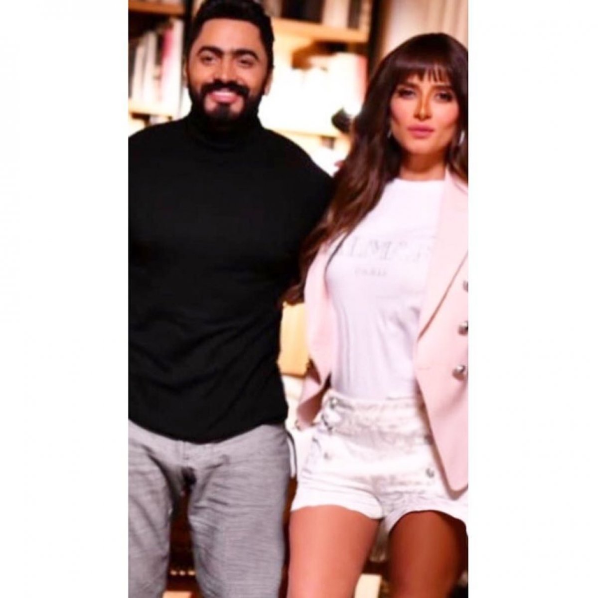  حرصت الفنانة زينة، على تهنئة تامر حسنى بفيديو كليب "ناسينى ليه"