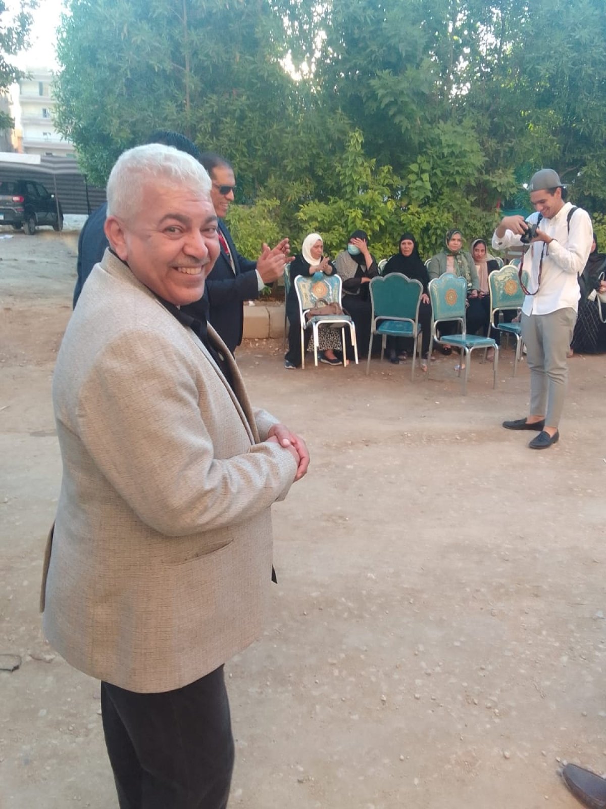 مع باقة ورد معطرة بأريج النرجس واليأسمين نقدمها للخطيبين 