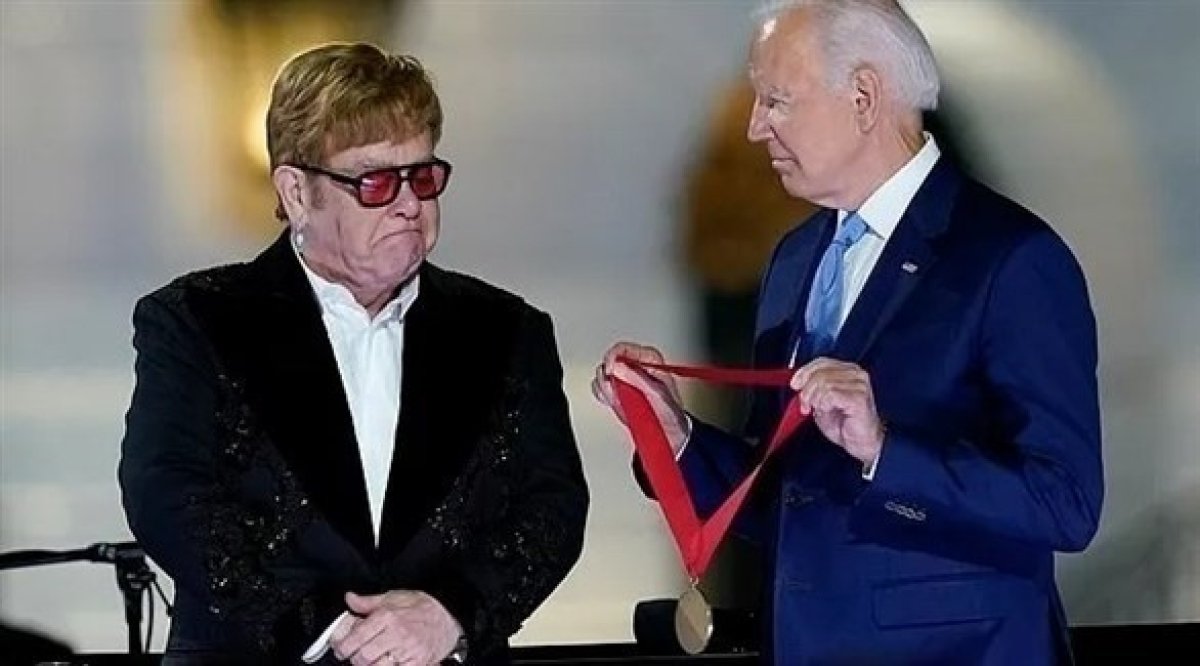 أحيا المغني البريطاني إلتون جون أمس الجمعة حفلة موسيقية في البيت الأبيض عقب دعوة تلقاها من الرئيس الأمريكي جو بايدن