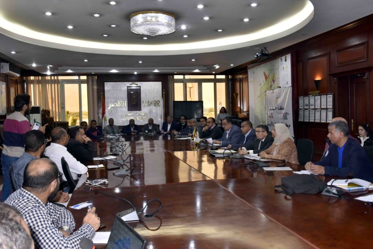 سكرتير عام الأقصر يناقش تحديات تنفيذ مشروعات «حياة كريمة»