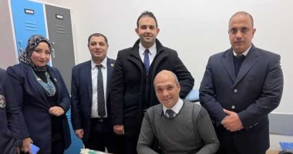 ضبط راكب بمطار القاهرة حاول تهريب كمية من مستلزمات جراحة العظام.. صور