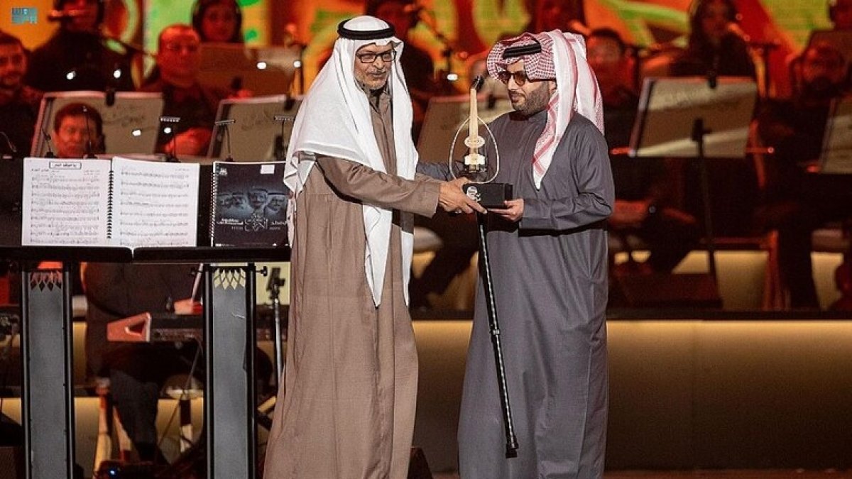 آل الشيخ يكرم عائلة الراحل طلال مداح في "ليلة صوت الأرض" (صور)