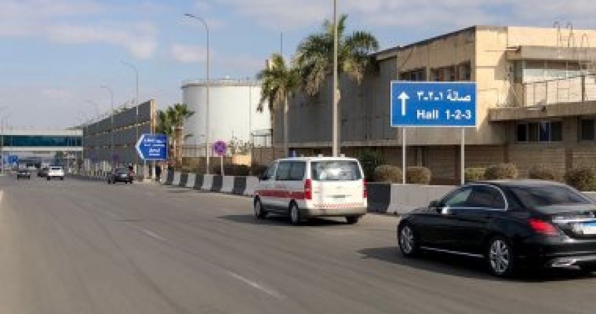 جثمان الكاتب الصحفى مرسى عطا الله يغادر مطار القاهرة فى طريقة إلى الأهرام..فيديو