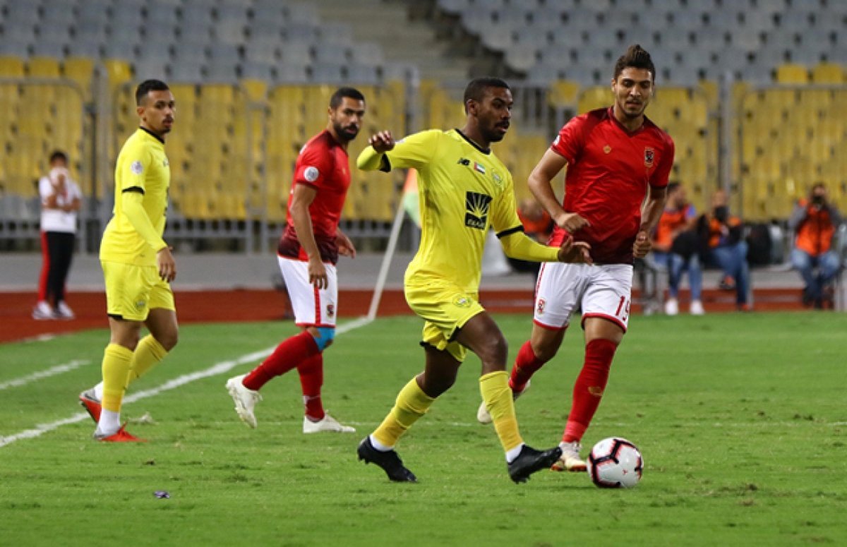 خصم مائة ألف جنيه من كل لاعب بالأهلي