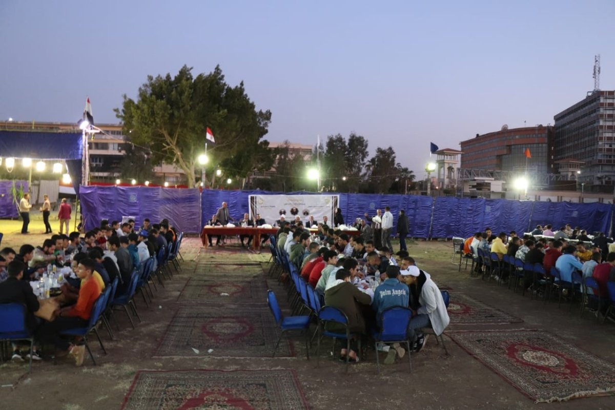 قيادات الجامعة يشاركون الطلاب المغتربين الإفطار الجماعي بجامعة الأزهر 