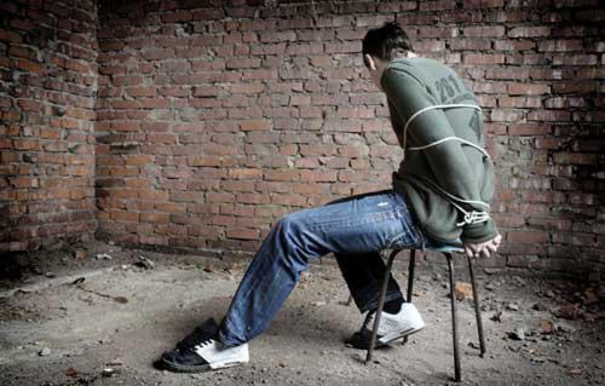 القبض على المتهمين باستدراج شخص وإكراهه على توقيع إيصالات أمانة