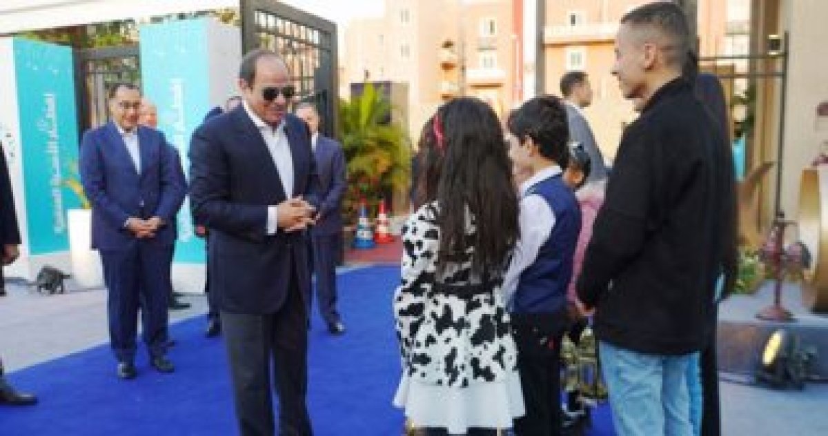 الرئيس السيسى للأسر المنتجة فى الاسمرات: "ها نوفر أى ماكينات أو معدات محتاجينها
