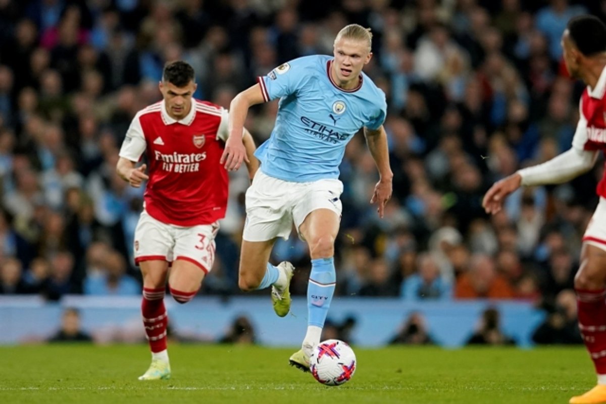 مانشستر سيتي يضرب أرسنال برباعية ويطارده على صدارة الدوري الإنجليزي