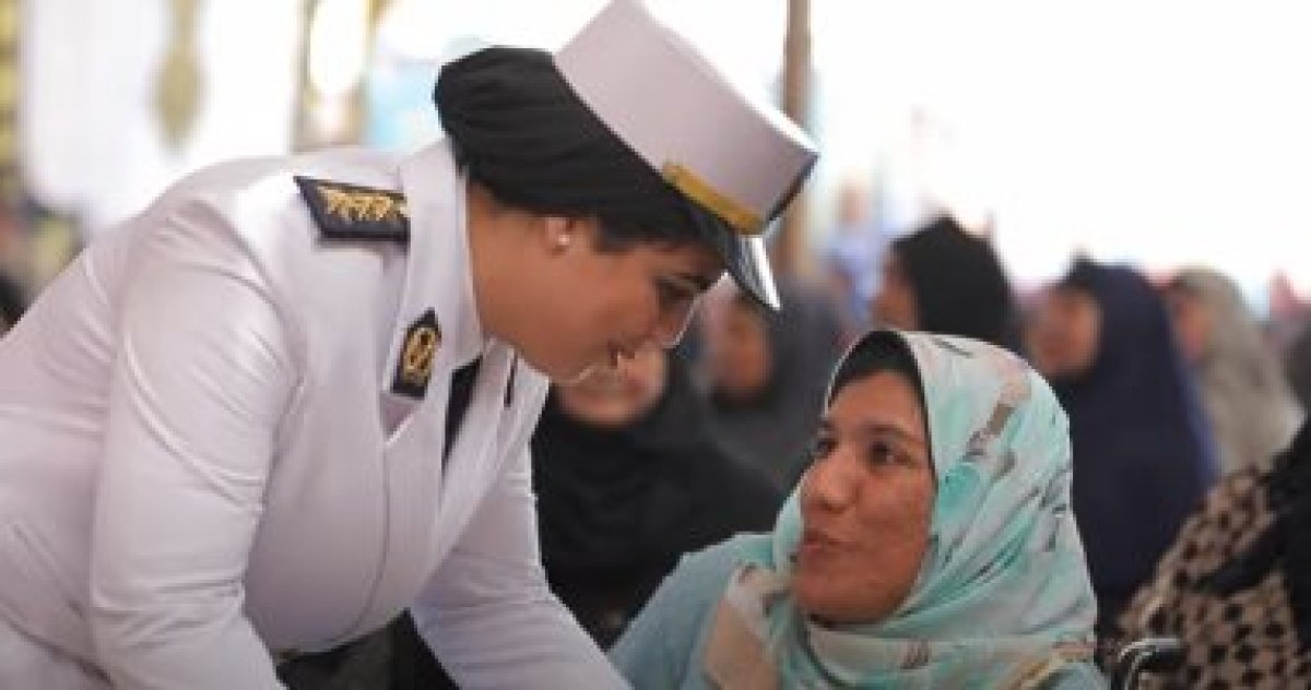 الداخلية توزع مساعدات على البسطاء بمبادرة معك فى كل مكان.