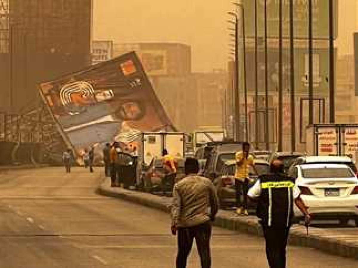 اصابة 3 أشخاص وتحطم ثلاثة سيارات في سقوط «لوحة إعلانات» على كوبري أكتوبر