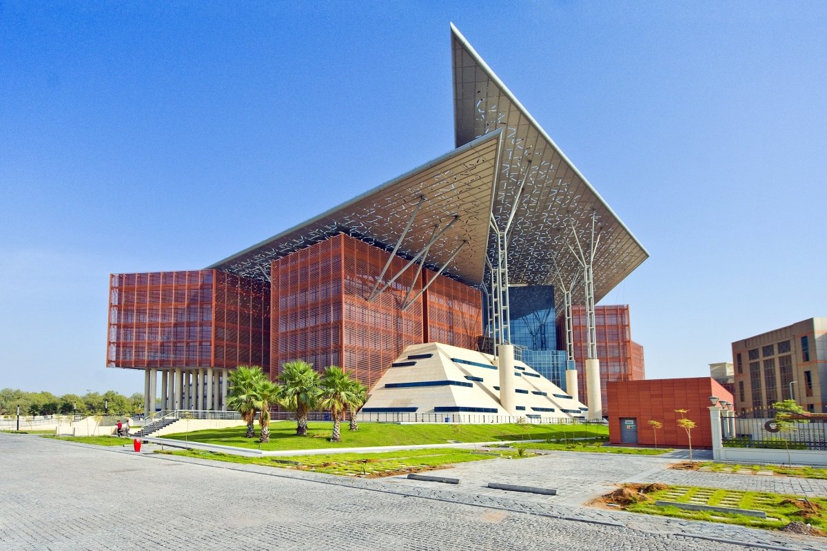 "قضاء أبوظبي": الحبس 5 سنوات و500 ألف درهم غرامة الإضرار بسمعة الدولة ومؤسساتها