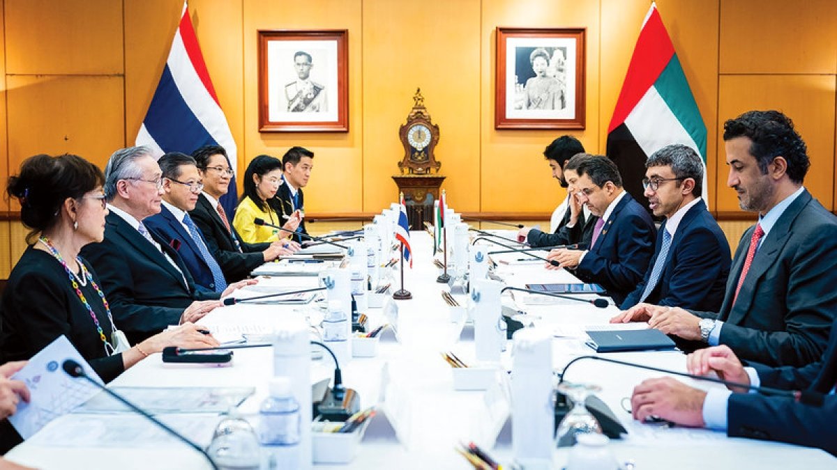 عبدالله بن زايد يلتقي وزير خارجية تايلاند