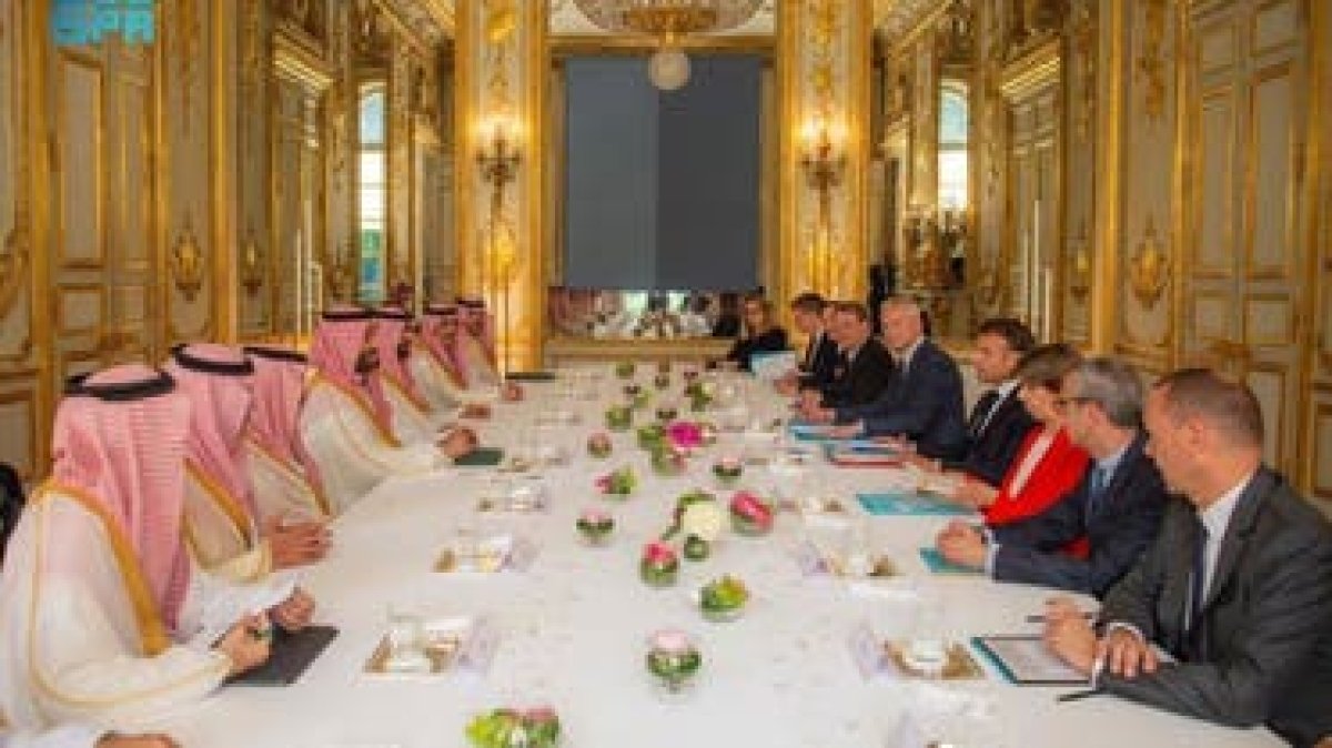 ولي العهد السعودي وماكرون يبحثان العلاقات الاستراتيجية ومستجدات الأحداث