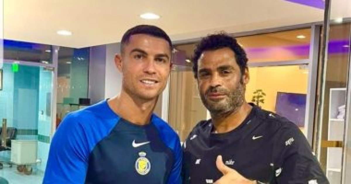 التقط محمد عبد المنصف صورة تذكارية مع النجم العالمي كريستيانو رونالدو