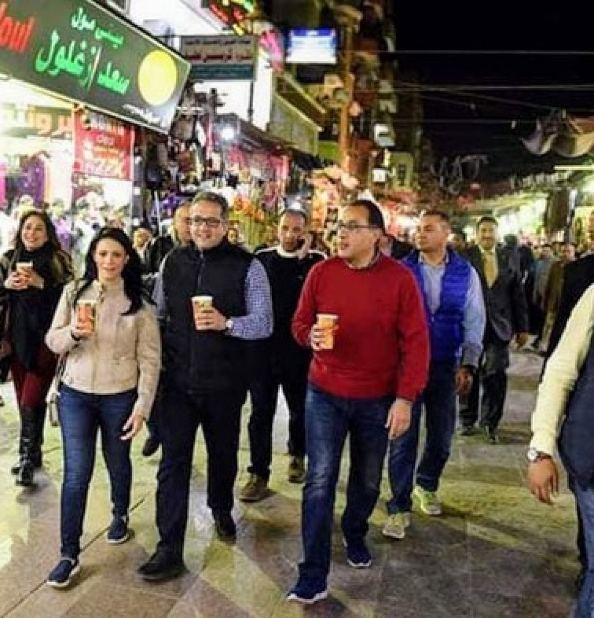 من اسوان عاصمة أفريقيا :رئيس الوزراء ووزيرى السياحة والآثار يتناولون عصير القصب