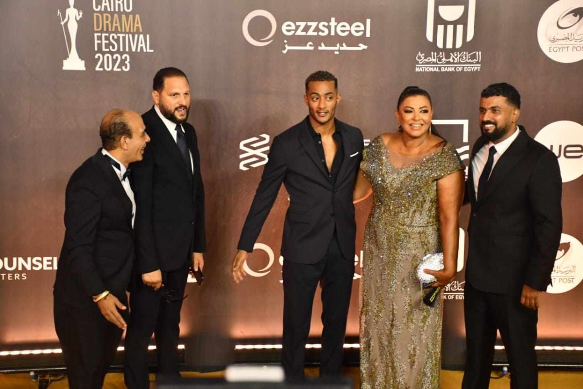 محمد رمضان وأبطال جعفر العمدة على السجادة الحمراء بمهرجان الدراما بالعلمين