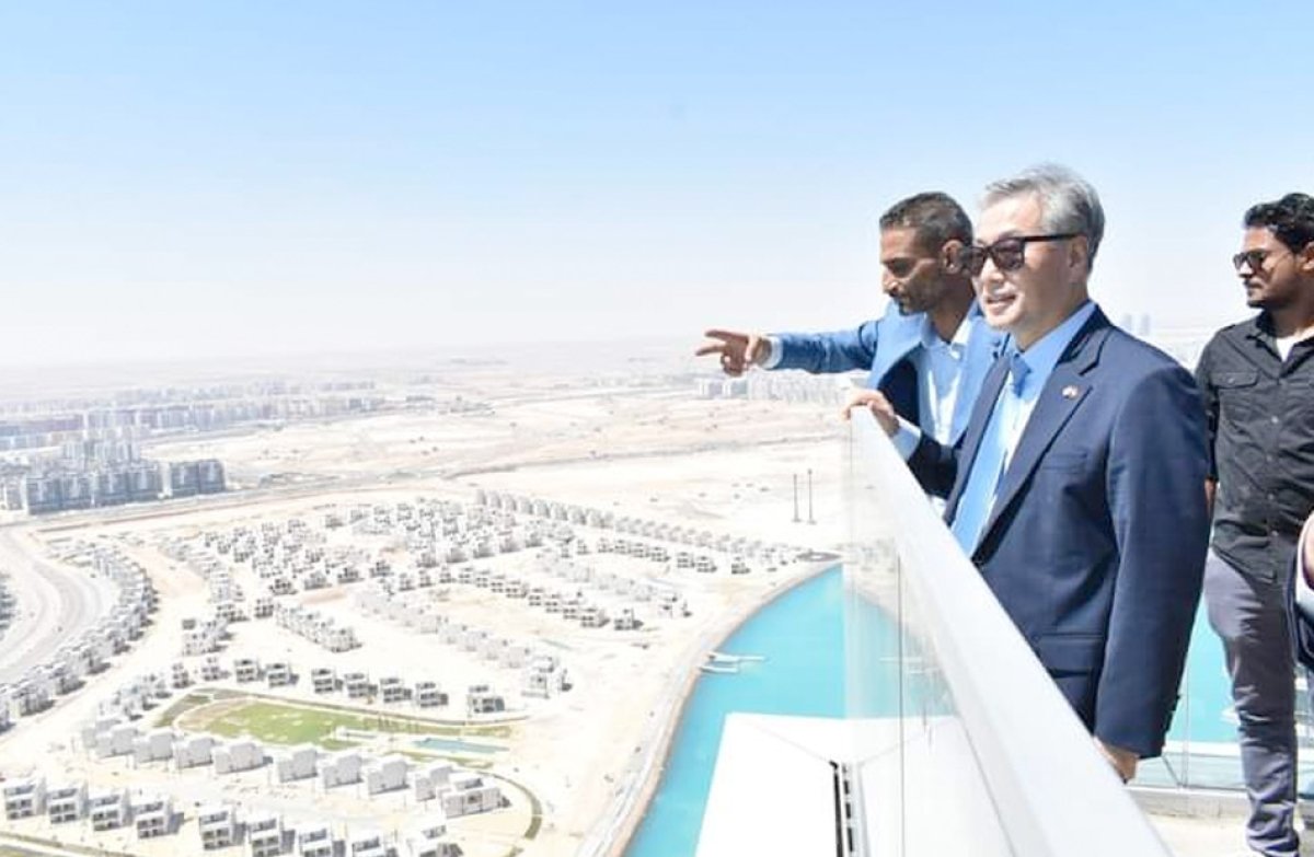 سفير كوريا الجنوبية يتفقد الأبراج الشاطئية والمدينة التراثية ومشروعات أخرى بمدينة العلمين الجديدة