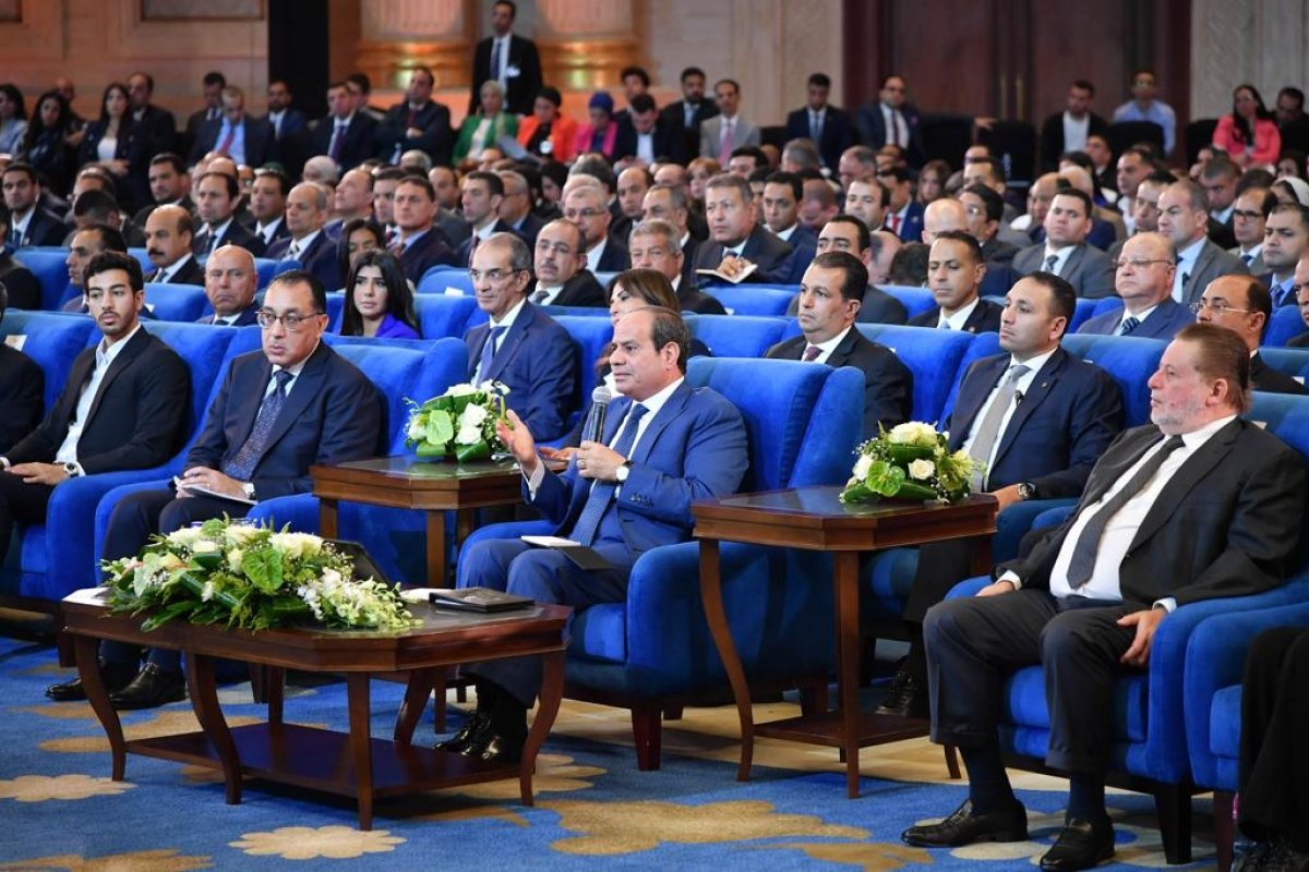 الرئيس يشاهد فيلما تسجيليا حول الاكتشافات البترولية والغاز الطبيعي بمؤتمر "حكاية وطن