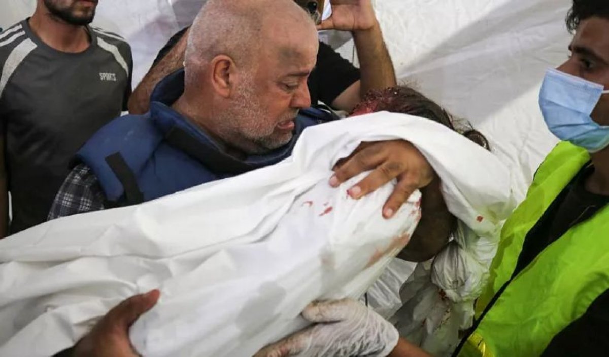 الاحتلال الإسرائيلي يستهدف منزلاً بمُخيم النصيرات واستشهاد أسرة الصحفي "وائل الدحدوح