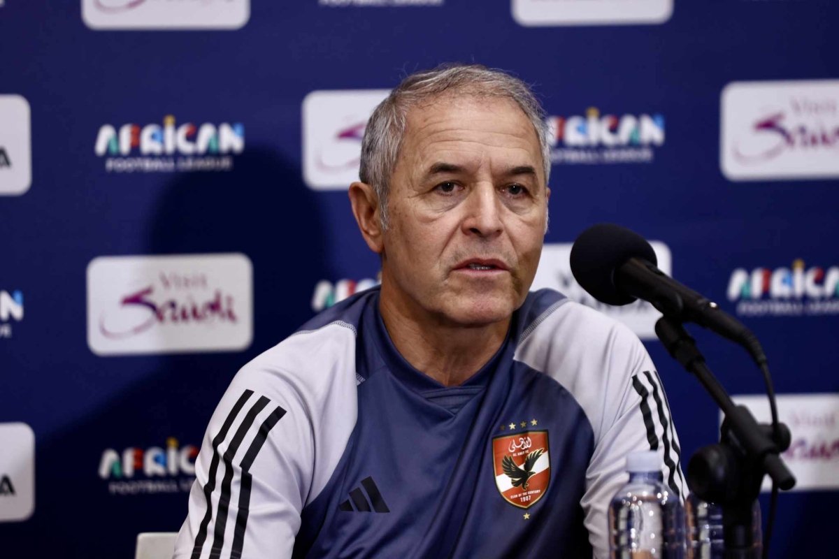 محاضرة فنية للاعبي الأهلي قبل مباراة المقاولون العرب