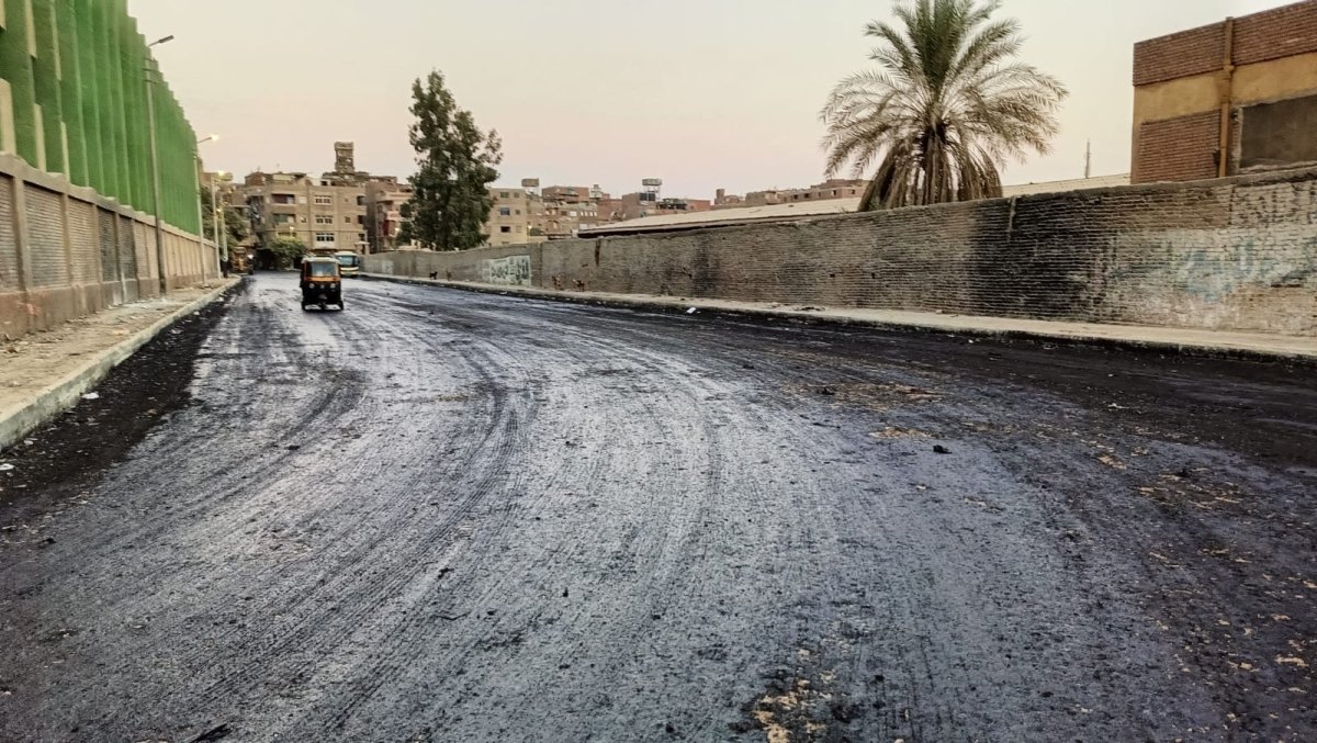 إستمرار أعمال الرصف ورفع كفاءة الطرق بمنطقة عزبة أبو العلا كساب شرق شبرا الخيمه