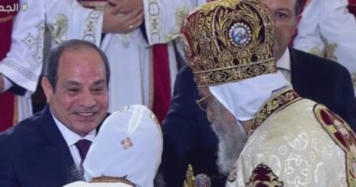البابا تواضروس يقدم هدية تذكارية للرئيس السيسى في احتفال عيد الميلاد المجيد