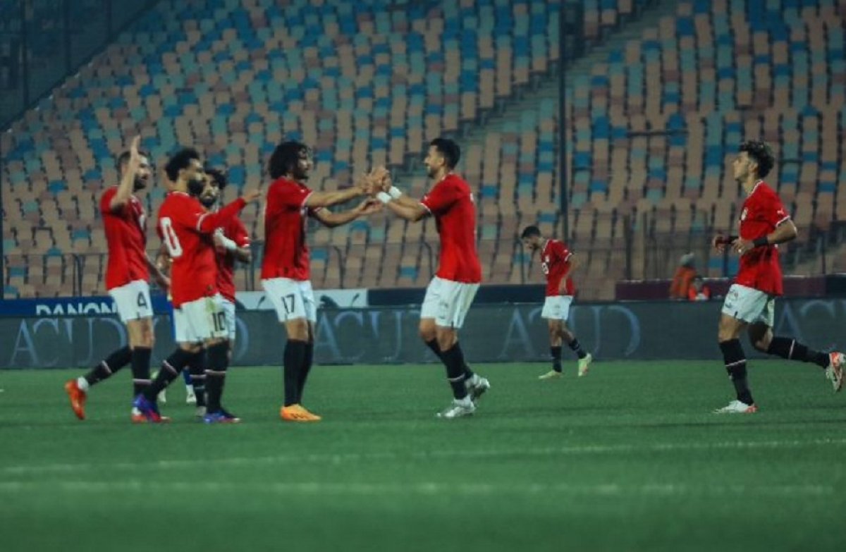 تجمع لاعبو منتخب مصر في أرضية إستاد القاهرة، بعد الفوز على تنزانيا بثنائية نظيفة وديًا.