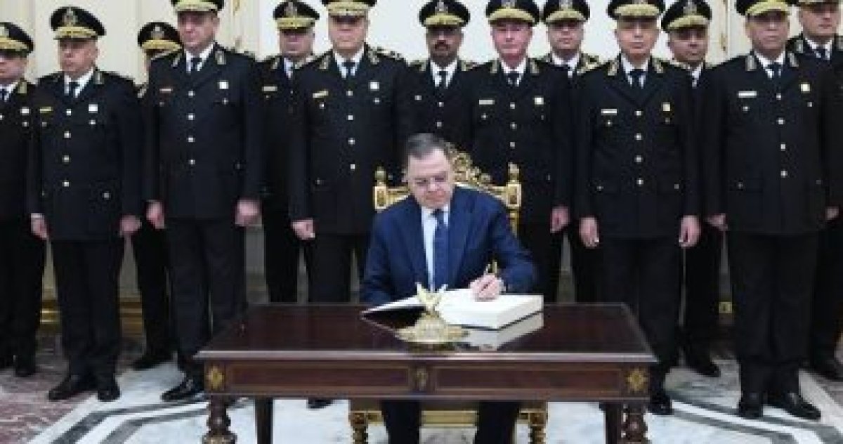 وزير الداخلية للرئيس بمناسبة عيد الشرطة: رجالنا أكثر فداءً وأصدق وفاءً خلف قيادتكم