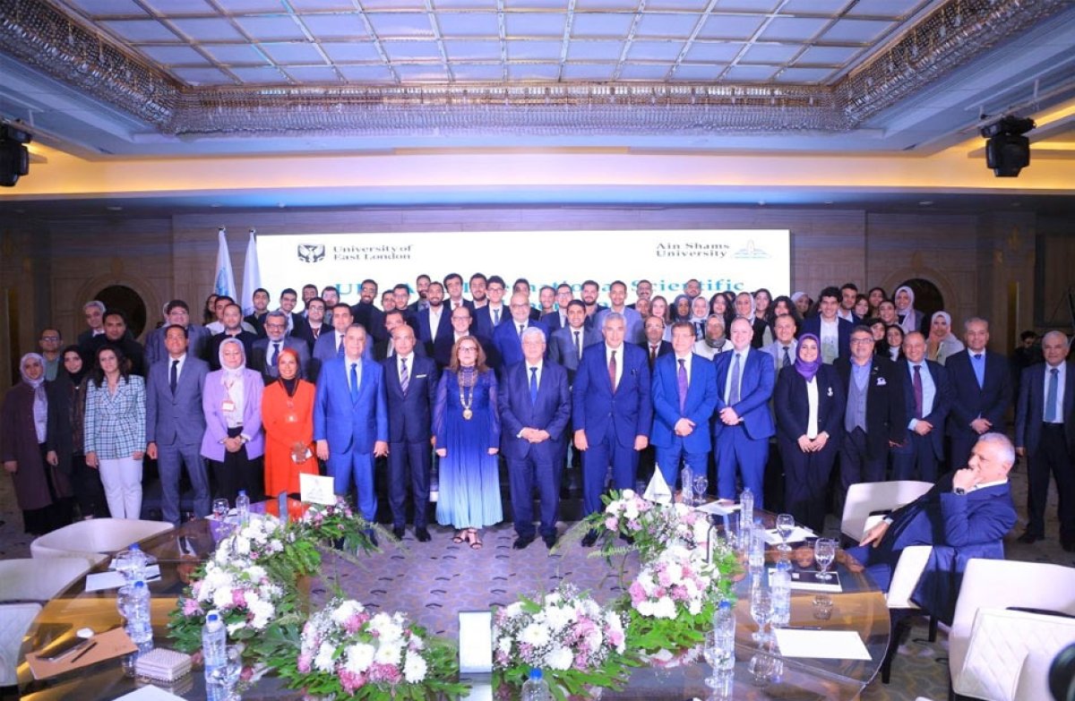 شهادة مزدوجة من جامعتي عين شمس وإيست لندن| صور