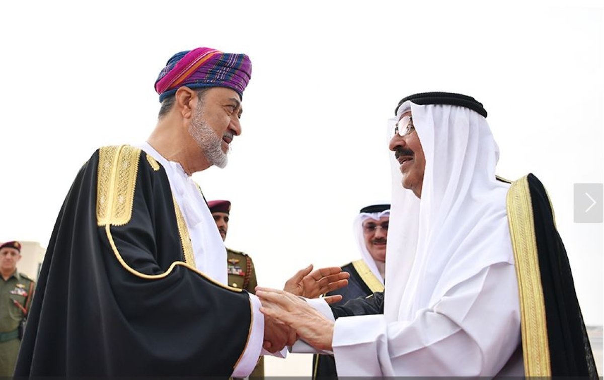 أمير الكويت يصل إلى سلطنة عمان