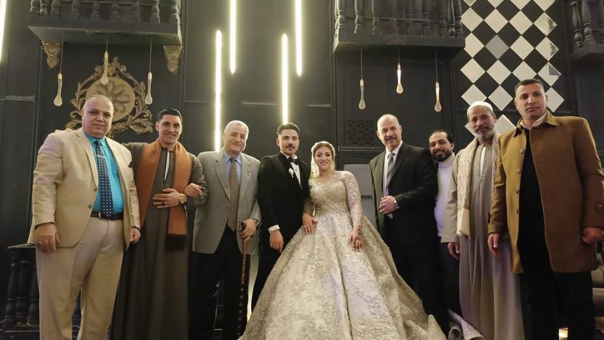 الإعلامى  سيد العايق يهنئ العروسين  بالزفاف السعيد