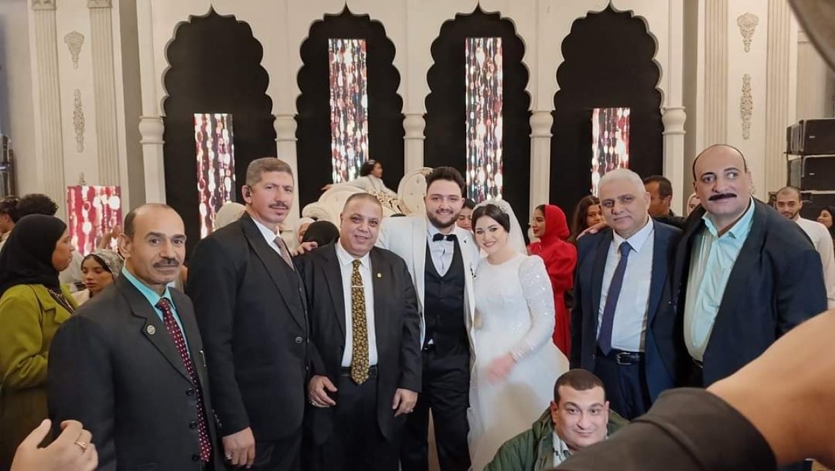 الاعلامي سيد العايق يهنئ محمد و اميره . بالزفاف السعيد