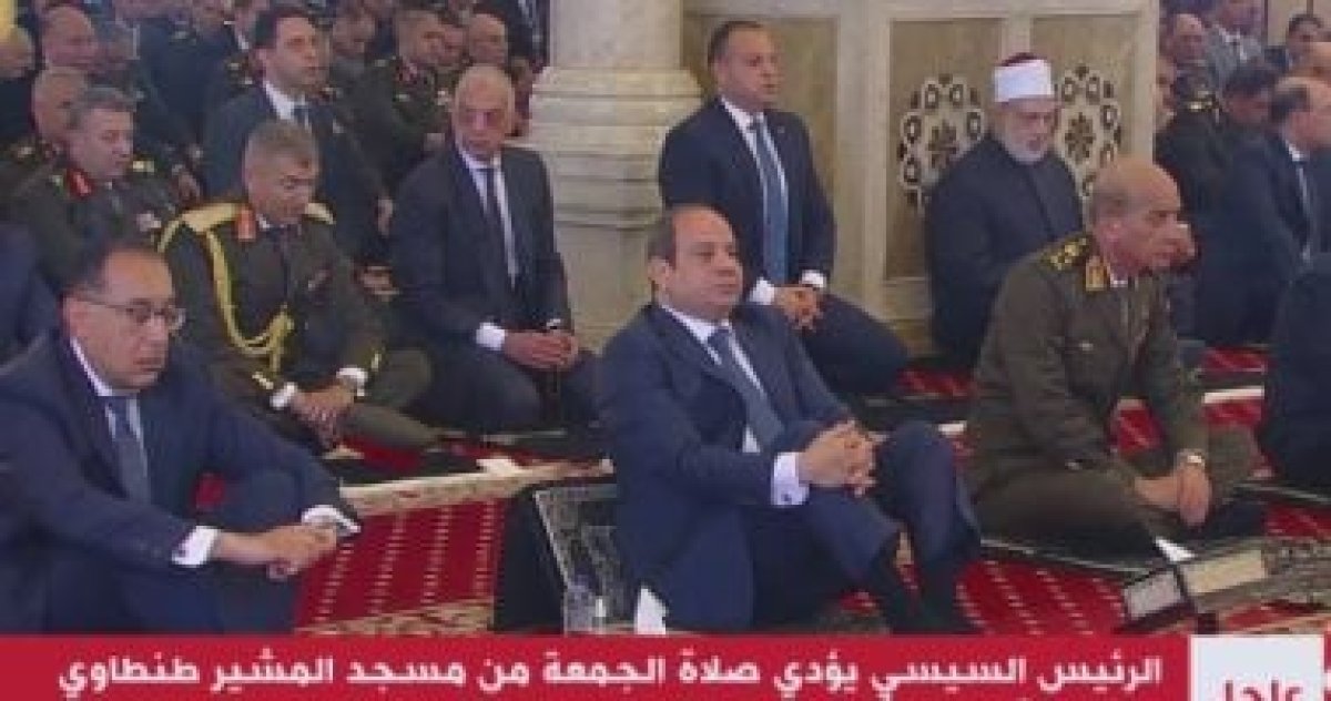 الرئيس السيسي يؤدى صلاة الجمعة بمسجد المشير طنطاوى بمناسبة يوم الشهيد