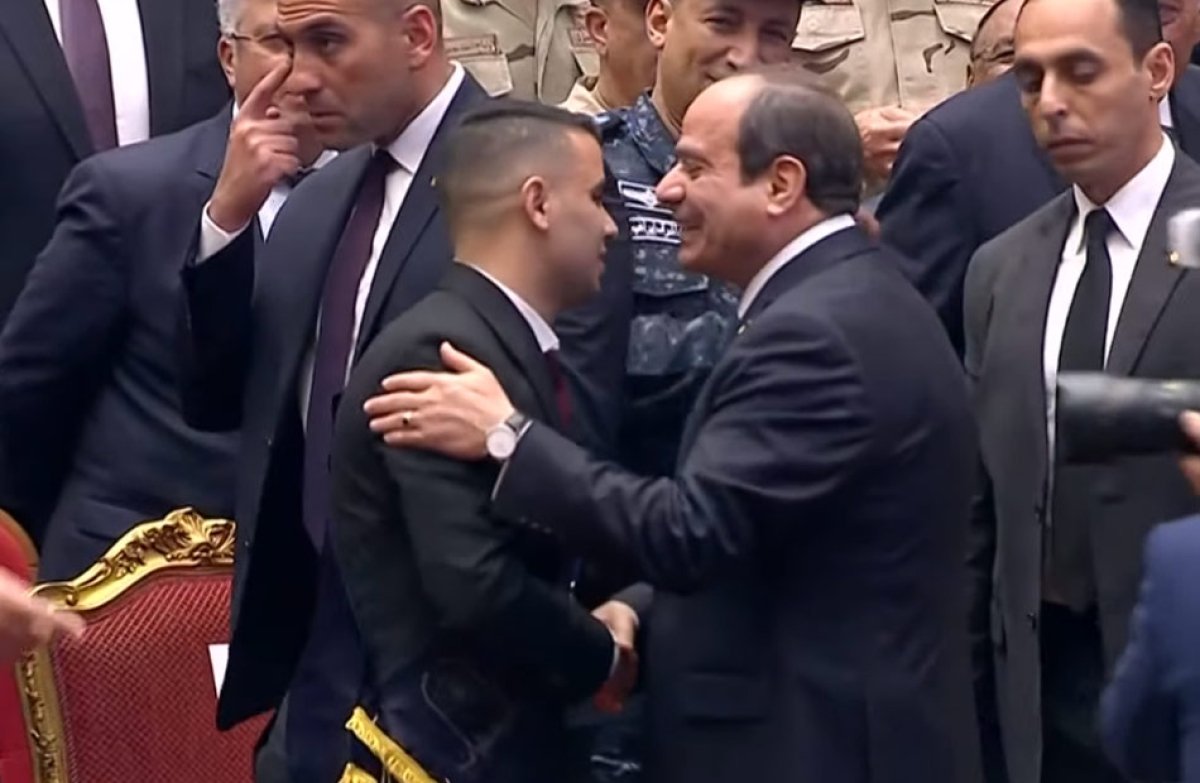 الرئيس السيسي يلبي طلب شاب بالتقاط صورة معه: «أنا اللى أجيلك»
