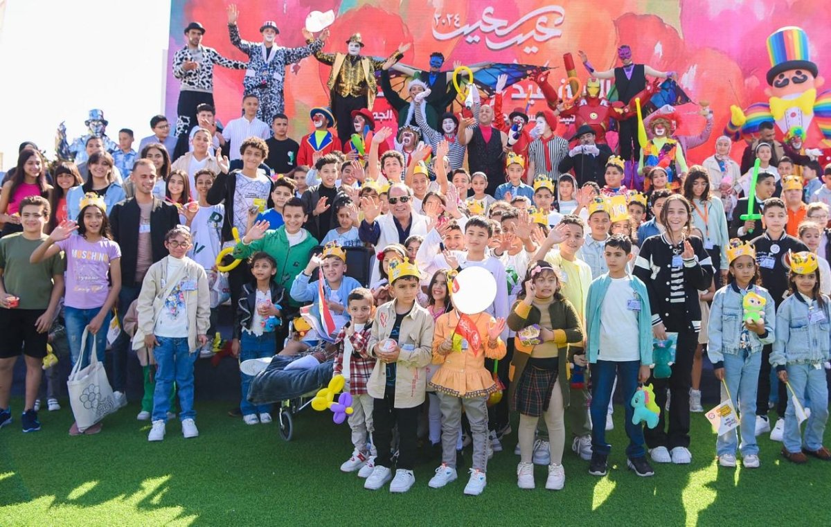 المتحدث الرئاسي ينشر صور مشاركة الرئيس السيسي لأسر وأبناء الشهداء الاحتفال بعيد الفطر المبارك